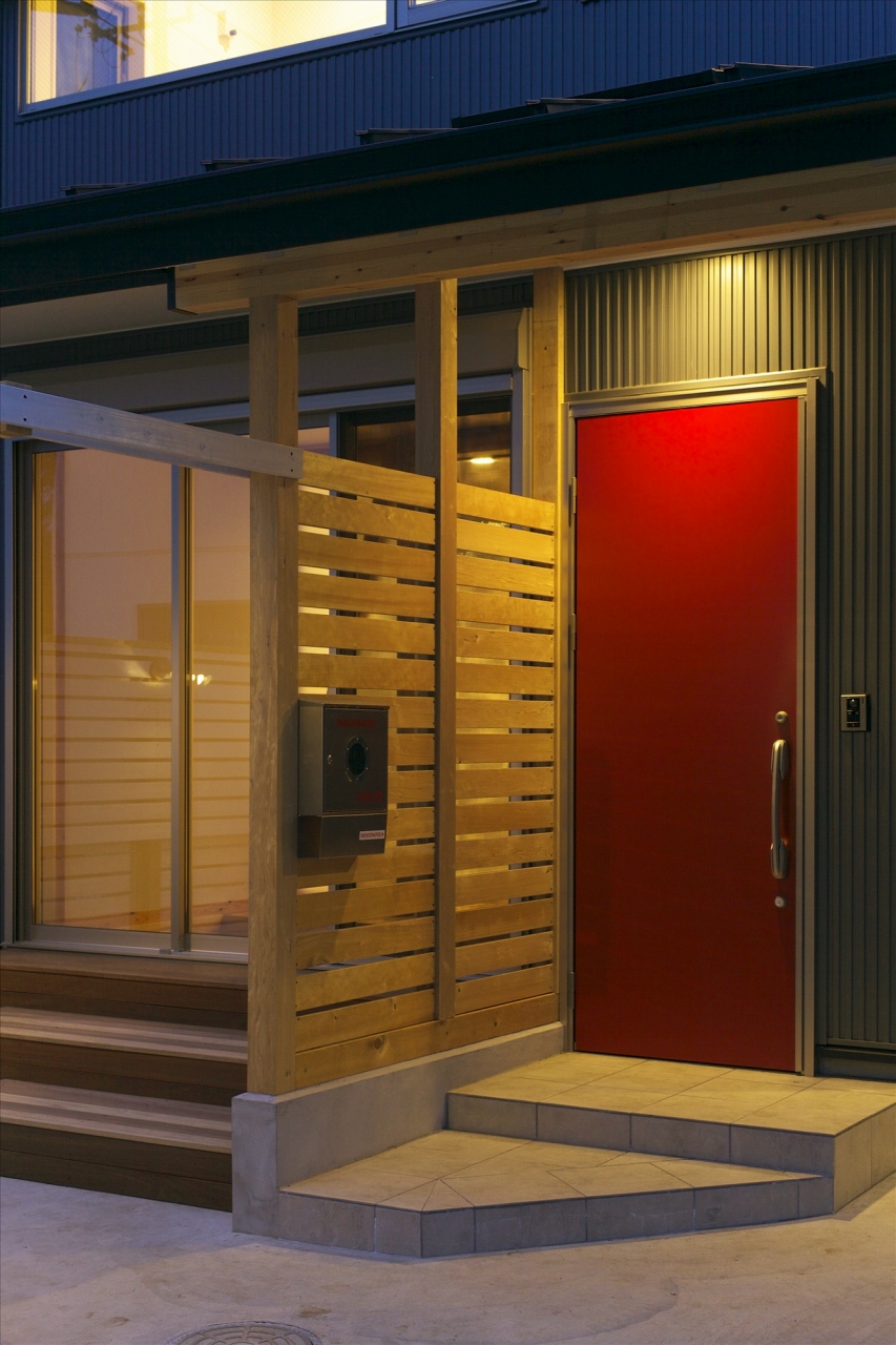 アクセント色のドア