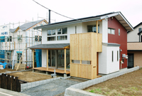 自然環境に合わせて作られた薪ストーブのある家：町田市わいの増す家