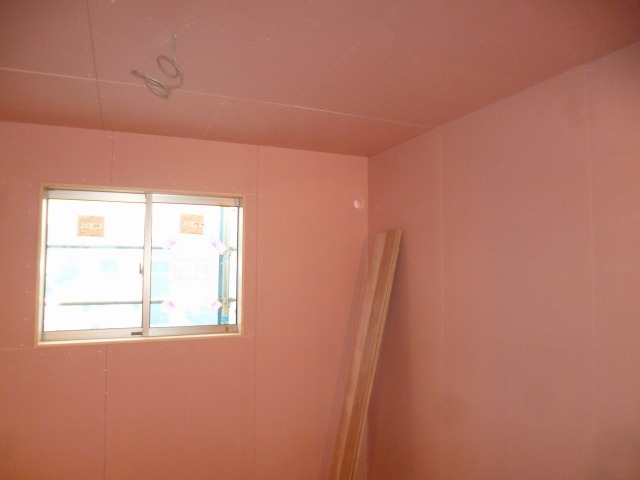 ピンク色の壁 八王子市 日野市で注文住宅 マイホームなら健康住宅の新井建設